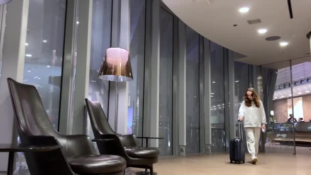 Mädchen Koffer Telefon Flughafen Teenagermädchen Wartet Flughafen Auf Ihren Flug — Stockvideo
