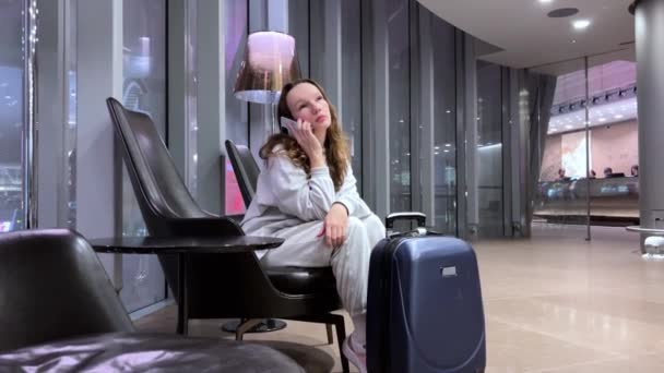 Mujer Teléfono Tiempo Retraso Aeropuerto Mientras Está Agotado Enojado Cansado — Vídeo de stock