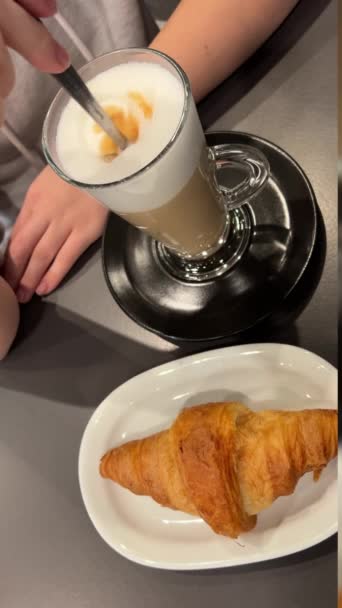 Croissant Français Une Tasse Cappuccino Sur Assiette Gros Plan Ralenti — Video