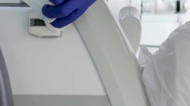 Diş temizleme bürosu nemlendiricisini steril bez teçhizat lavabosuyla temizler diş sandalye dezenfeksiyonu temizliği temizliği, temizlikçi kız hemşire ve ıslak peçeteli hijyen eldivenleri. temizlik