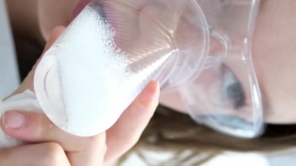 Молода Красива Дівчина Підліток Пластиковим Склом Отримує Зуби Стоматології Воду — стокове відео