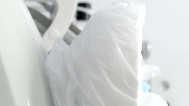Doktorlar diş hekimi sandalyesini dezenfektanla dezenfekte ederek Coronavirüs 'ü kazanıyorlar. İnsanlar dezenfeksiyon spreyi sıkarak covid 19 yapıyorlar. Corona virüsüne karşı antibakteriyel dezenfektan kullanan kızlar.