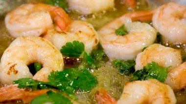 Yakın çekim görüntülü karides hazırlıyorum. Taze Asya yemekleri tüketime hazır. Yüksek kalite 