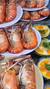 Asya Gece Marketi, Bangkok, Tayland Deniz kestanesi karideslerinde Biber ile Kuyruklu Kaynamış Portakal Karidesleri Yığını Kapat