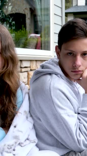 Zášť Chlapce Dospívající Dívky Psychologické Problémy Dospívání Děti Sedět Zády — Stock video