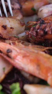 Tanınmayan Erkek Karidesli, Marullu, Domatesli, Kızarmış Sezar Salatası Yiyin. Restoranda Taze Sebze Yiyen Genç Adam Lezzetli Tabak. İş yemeği. Sağlıklı yiyecekler. Vejetaryen yemeği.