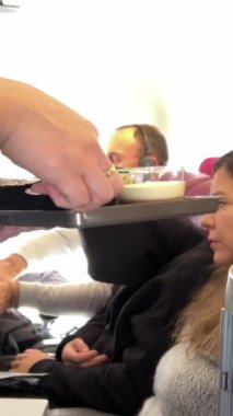 Hostes yemeği Doha Hamad Katar Havayolları Katarı 'nı içiyor. Doha Havaalanı 10.04.2024