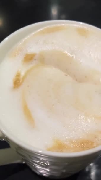Ręka Miesza Poranną Kawę Łyżka Zbliżenie Mieszania Cappuccino Gęstą Pianką — Wideo stockowe