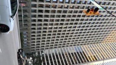 Arthur Erickson Meydanı Fluor Vancouver Kanada 2023 metropol büyük şehir gökdelenleri yeni modern ve eski evler ofis caddesi oldukça güzel ağaçlarla çevrili