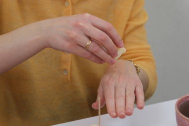 Balmumu ve hindistan cevizi yağlı kakao üstadı tereyağı ile mum kokulu cadı büyüsü yapıyorlar. Aroma damlaları eritme balmumunu şömine rafında kokulu mumlar yapıyor.