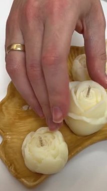 Kırmızı güller ve yanan mumlar, yakın çekim, romantik tebrik kartı. Sevgililer Günü konsepti. Gül şeklinde bir mum al.