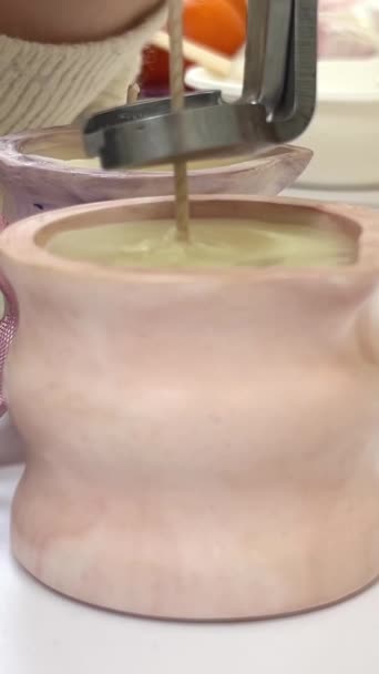 具有创意的蜡烛制作职业 将液体蜡倒入罐子中 一个动作缓慢的女人把豆蜡倒在烛台上 — 图库视频影像