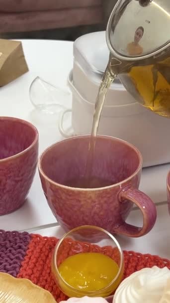 在厨房的白色桌子上用茶叶滤清器在杯子里泡茶 靠近点 — 图库视频影像