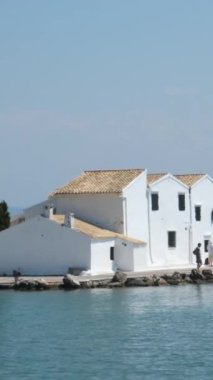 Yunanistan 'ın Paxos Adası' ndaki güzel bir körfezde yelkenliler. Yunanistan Korfu adası Pontikonisi bölgesi Korfu adasında uçakla uçuyor, Yunanistan