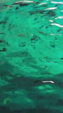 Yunanistan 'ın Paxos Adası' ndaki güzel bir körfezde yelkenliler. Yunanistan Korfu adası Pontikonisi bölgesi Korfu adasında uçakla uçuyor, Yunanistan