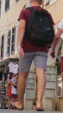 Nikiforu Theotoki Caddesi, Liston ve Spiniada Meydanı 'na kadar uzanan eski kasabadaki ünlü bir yaya sokağı. Yunanistan Korfu sokakları Korfu, Yunanistan 04.22.2024 