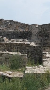 Güney Arnavutluk. Arnavutluk 'un Cirokaster kentindeki saat kulesi kalesi Osmanlı mirası açıkça görülüyor. Kasabanın devasa kalesi panoramik manzaralar sunuyor. UNESCO sokaklarında eski Cirokaster kasabası listelendi