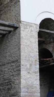 Güney Arnavutluk. Arnavutluk 'un Cirokaster kentindeki saat kulesi kalesi Osmanlı mirası açıkça görülüyor. Kasabanın devasa kalesi panoramik manzaralar sunuyor. UNESCO sokaklarında eski Cirokaster kasabası listelendi
