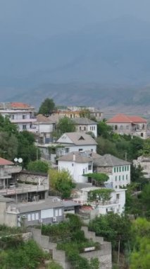 Güney Arnavutluk. Arnavutluk 'un Cirokaster kentindeki saat kulesi kalesi Osmanlı mirası açıkça görülüyor. Kasabanın devasa kalesi panoramik manzaralar sunuyor. UNESCO sokaklarında eski Cirokaster kasabası listelendi