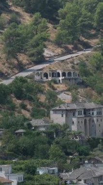 Güney Arnavutluk. Arnavutluk 'un Cirokaster kentindeki saat kulesi kalesi Osmanlı mirası açıkça görülüyor. Kasabanın devasa kalesi panoramik manzaralar sunuyor. UNESCO sokaklarında eski Cirokaster kasabası listelendi