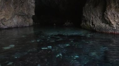Yunanistan 'ın Paxos Adası' ndaki güzel bir körfezde yelkenliler. Yunanistan Korfu adası Pontikonisi bölgesi Korfu adasında uçakla uçuyor, Yunanistan