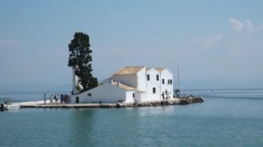 Yunanistan 'ın Paxos Adası' ndaki güzel bir körfezde yelkenliler. Yunanistan Korfu adası Pontikonisi bölgesi Korfu adasında uçakla uçuyor, Yunanistan
