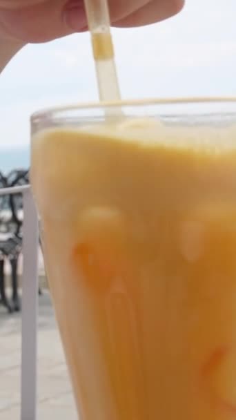 ガラスに新鮮なオレンジジュースでアイスブラックコーヒーを作る女性バリスタ カフェでカウンターでコーヒーを飲む女性コーヒーショップウェイトレス 小規模ビジネスレストランオーナー — ストック動画