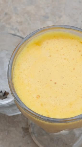 Fruchtsaft Mit Eiswürfeln Glas Closeup Frisches Orangengetränk Mit Natürlichen Flüssigen — Stockvideo