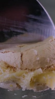 Mavi arka planda yaprak, bıçak ve çatallı pembe Fransız kurabiyeleri. Asgari gıda fırını konsepti. Kopya alanı metni ile üst görünümü düz yatıyordu