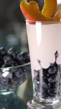 Beyaz arka planda meyveli yoğurt ve mısır gevreğinin yakın plan görüntüsü. Yüksek kalite fotoğraf