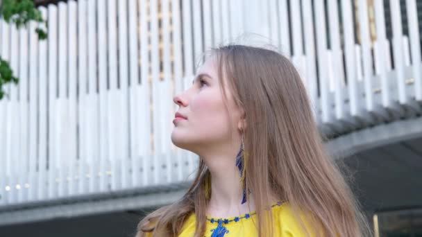 Sokakta Ciddi Bir Ifadeyle Gökyüzüne Bakan Genç Sarışın Kadın Yüksek — Stok video