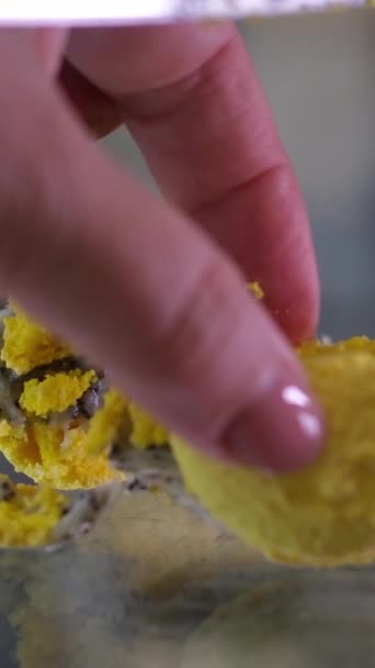 디저트 Baking French Macaroons 집에서 케이크 디저트 섬세한 모듬된 마카롱 — 비디오