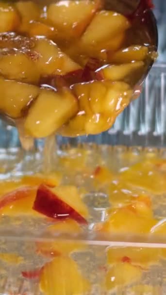Menutup Permen Lemon Dalam Mangkuk Dengan Latar Belakang Kuning Rekaman — Stok Video