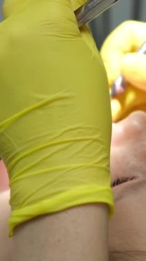 Ağzını sulu bir solüsyonla yıkıyor ve dolguyu onarıyor. Yüksek kalite 4k görüntü