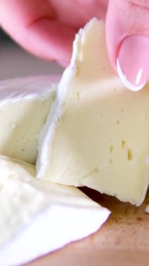 Camembert peyniri yuvarlak, daire şeklinde dönüyor. Peynirli tost, Turning. Seçici odaklanma. - Evet. Yüksek kalite 4k görüntü