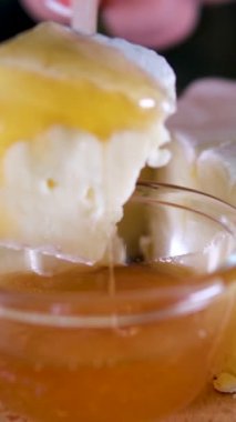 Brie peyniri. Camembert peyniri. Taze Brie peyniri ve tahtadan bir dilim fındık, bal ve yaprakla. İtalyan yemeği. Fransız peyniri.