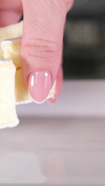 カマンベールチーズラウンド 円の回転 カマンバート 焼きチーズ チューニング 選択的な焦点 高品質の4K映像 — ストック動画