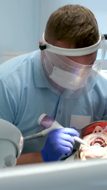 Cara Cerca Dentista Masculino Máscara Negra Trabajo Cara Cirujano Sierra — Vídeos de Stock