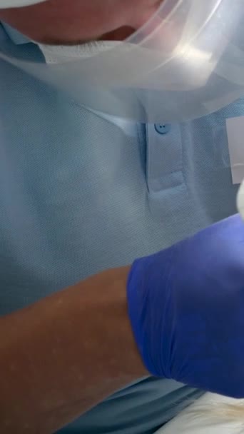 Чоловік Стоматолог Витягує Гайковий Ключ Видалення Зубів Пацієнта Стоматологічної Клініки — стокове відео
