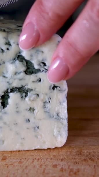 Femei Care Taie Brânză Albastră Pere Fructe Farfurie Lemn Tablă — Videoclip de stoc
