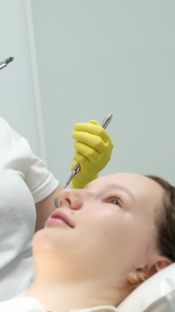 Dentista Applica Iniezione Anestetico Prima Rimuovere Dente Paziente Una Clinica — Video Stock
