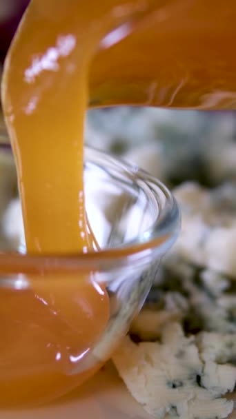 Piring Keju Dengan Madu Dan Anggur Papan Kayu Disiapkan Untuk — Stok Video