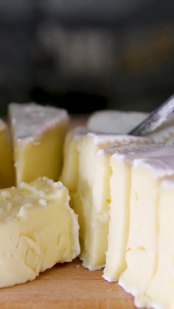 Coulommiers Caracterizam Camembert Brie Cheese Refeição Saudável Fresca Comida Lanche — Vídeo de Stock