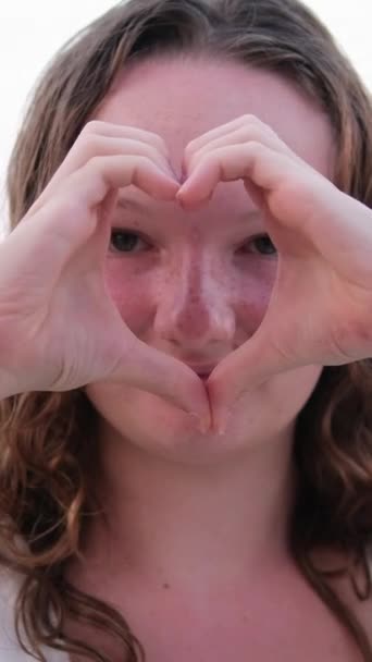 Gadis Tak Dikenal Dengan Hoody Merah Membentuk Bentuk Hati Dengan — Stok Video