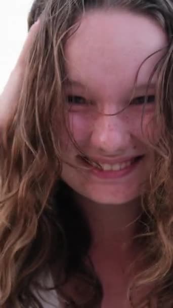 女孩真诚的笑声放松沙滩上的情绪年轻女孩烧焦的皮肤红颊湿透的头发 游泳暑假 湖畔的女人海 — 图库视频影像