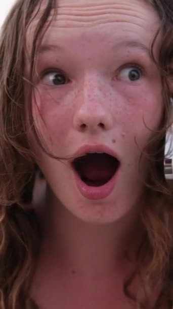 Telefon Překvapený Dívka Open Mouth Žena Mluví Telefonu Objednávání Porodu — Stock video