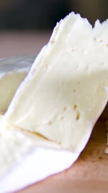 Brie peyniri. Camembert peyniri. Taze Brie peyniri ve tahtadan bir dilim fındık, bal ve yaprakla. İtalyan yemeği. Fransız peyniri.