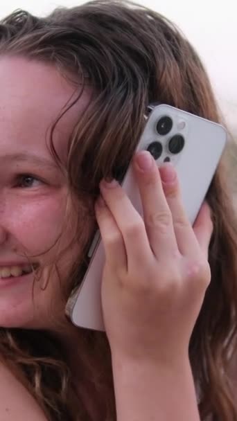 Eine Frau Telefoniert Bestellt Lieferungen Kommuniziert Mit Freunden Nutzt Soziale — Stockvideo