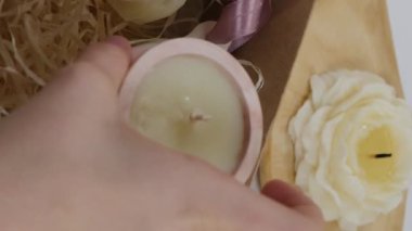 El işi mumları karton bir kutuya koymak güzel bir sanat, kendi elleriyle güzel bir hediye yapma sanatıdır..