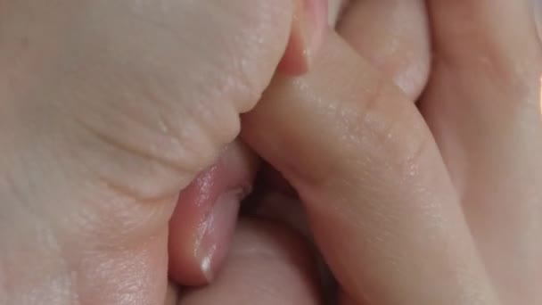 Massage Der Hände Aus Nächster Nähe Auf Weißem Hintergrund Hochwertiges — Stockvideo